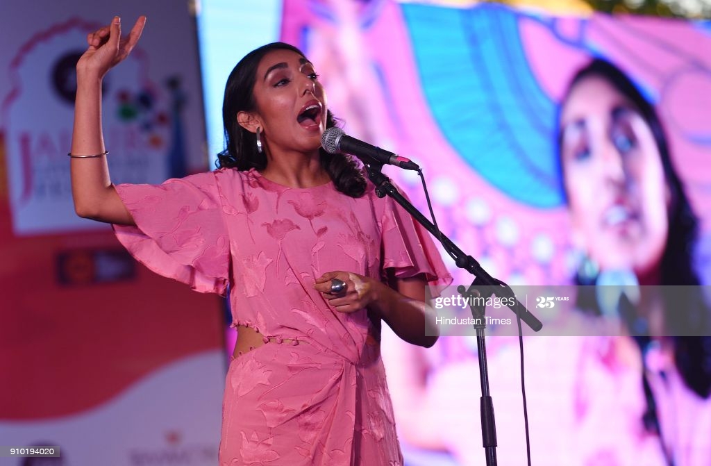 Η αφοπλιστική ειλικρίνεια της Rupi Kaur