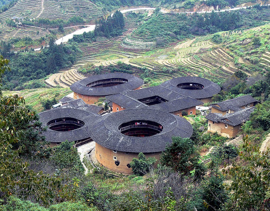 A Hakka complex of houses-By Gisling - Own work, CC BY-SA 3.0, https://commons.wikimedia.org/w/index.php?curid=3084884