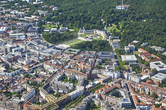 Schloss Karlsruhe und Fächerstadt-Photo Credit @By Carsten Naber - Own work, CC BY-SA 4.0, https://commons.wikimedia.org/w/index.php?curid=51690395