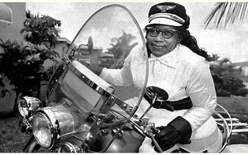 Η μηχανόβια Bessie Stringfield με την Harley Bessie Stringfield, η γυναικάρα με την Harley