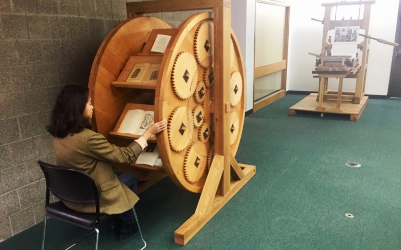 bookwheel Ο αναγεννησιακός τροχός των βιβλίων