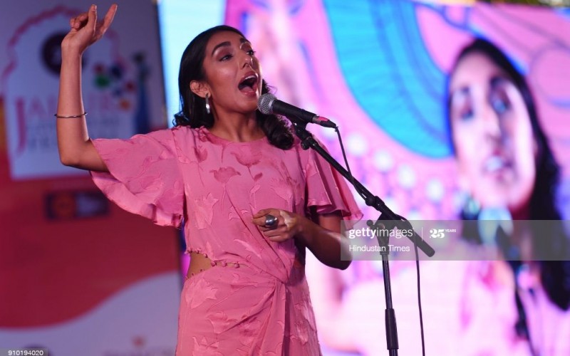 Η αφοπλιστική ειλικρίνεια της Rupi Kaur