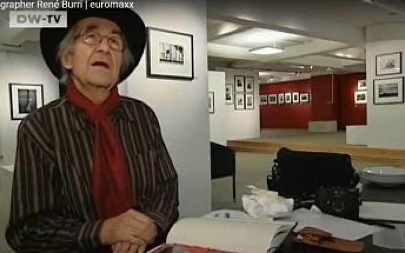 René Burri (Στιγμιότυπο από βίντεο της εκπομπής euromaxx της DW) René Burri, ένας ελβετός gentleman φωτογράφος